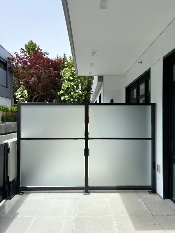 Szkło balustrady basenu ogrodzenia drzwi prysznicowych balustrady przegrody Skrzywione Sgp Laminate kuloodporne emaliowane barwione szkło wzorowe